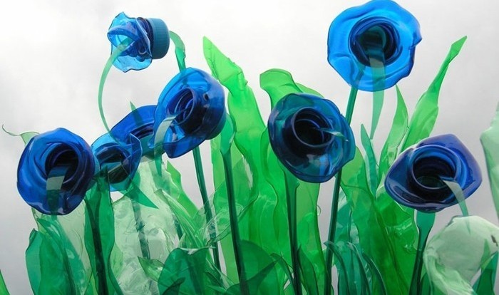 des-fleurs-bleues-fabriques-avec-du-plastique-recyclable-idee-diy-pour-une-decoration-artistique