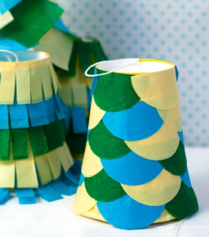 des-gobelets-transformes-en-pinatas-decorees-de-bandes-de-tissus-bleues-vertes-et-jaunes-idee-comment-faire-une-pinata