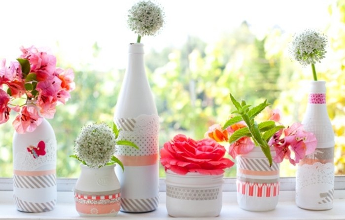des-vase-de-fleurs-blancs-a-deco-masking-tape-qui-accueillent-de-jolies-fleurs-printanieres