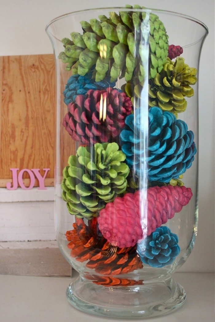 que peut on faire avec des pommes de pin, diy objet de déco facile avec pommes de pin colorées et vase en verre