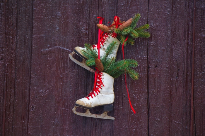 comment décorer une porte pour Noël, idée bricolage noel facile, suspension Noel avec paire de patines et pommes de pin