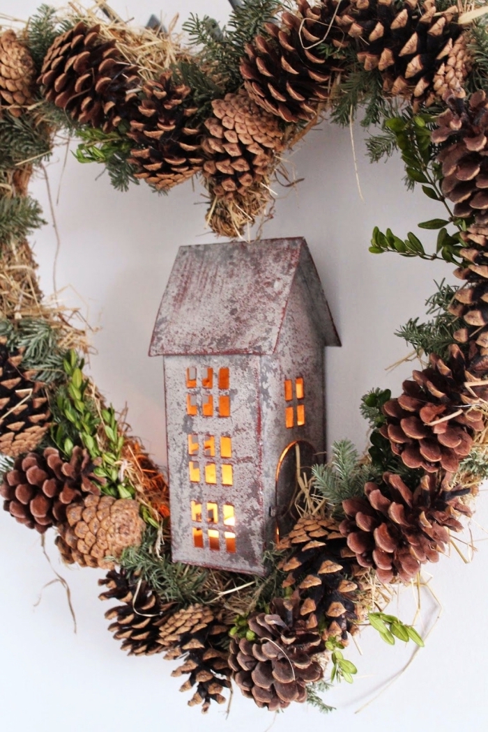 comment faire une jolie décoration de porte de Noël, exemple de bricolage noel facile, diy couronne de Noël avec pommes de pin