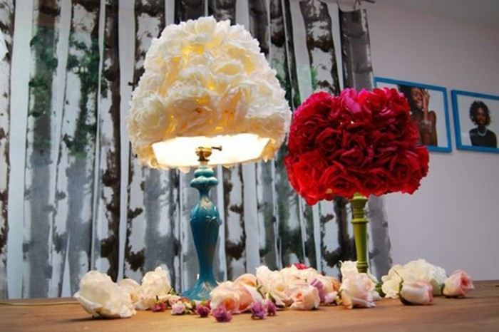 diy-abat-jour-fait-de-fleurs-differentes-pour-une-ambiance-romantique-dans-la-chambre