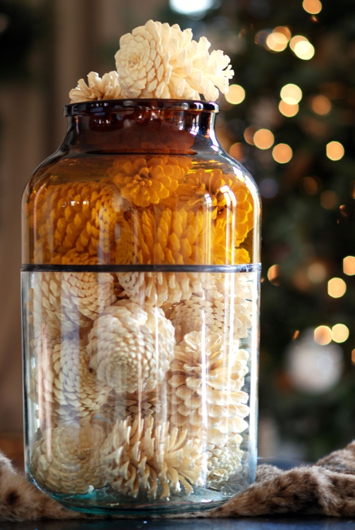idée recyclage jar en verre, que faire avec un pot en verre, exemple de pomme de pin deco noel facile à réaliser