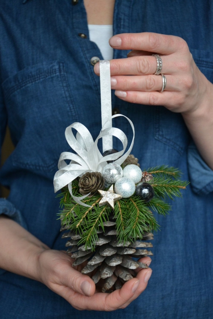 comment faire ses propres ornements de sapin, modèle d'ornement Noël en pomme de pin avec ruban blanc