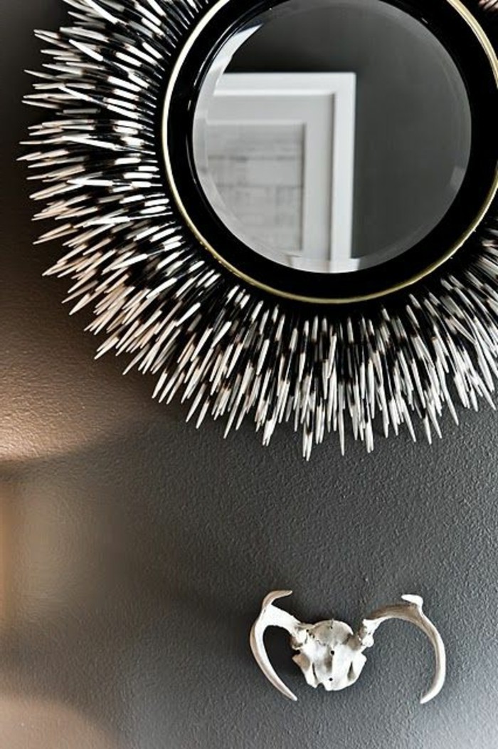 decoration-africaine-miroir-blanc-et-noir-cornes-decoratifs