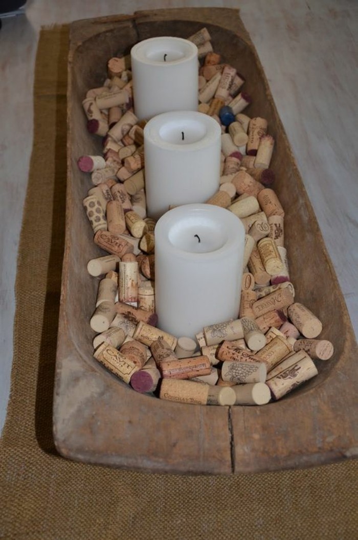 decoration-centre-table-en-bois-bougies-blanches-et-bouchons-idee-bouchon-li-ge