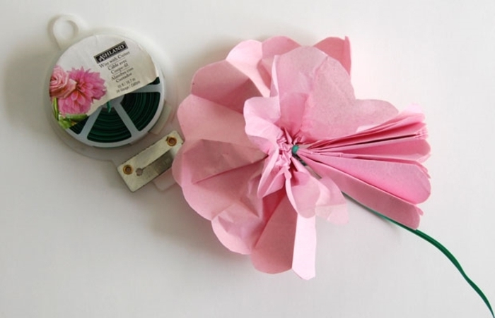deplier-les-feuilles-du-papier-pour-faire-epanouir-votre-fleur-rose-idee-pour-une-fleur-en-papier-de-soie