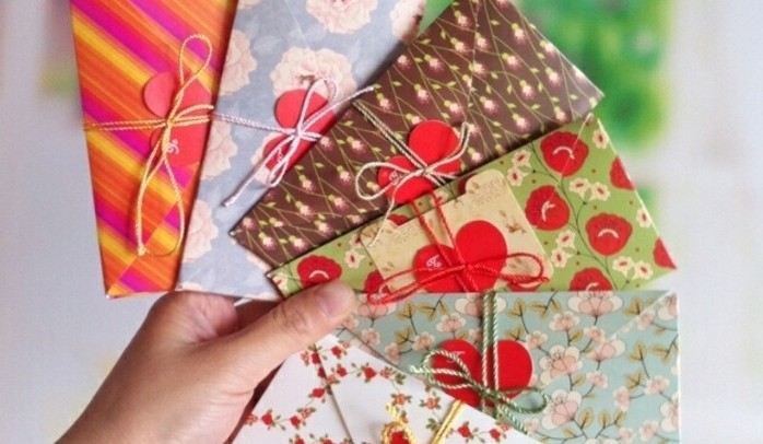 enveloppes-de-saint-valentin-a-motifs-floraux-decores-de-coeurs-idee-pour-fabriquer-une-enveloppe