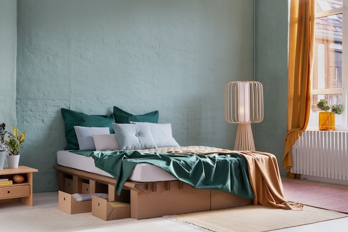 exemple fabriquer un sommier en carton avec des tiroirs matelas blanc linge de lit orange et vert mur peinture vert celadon
