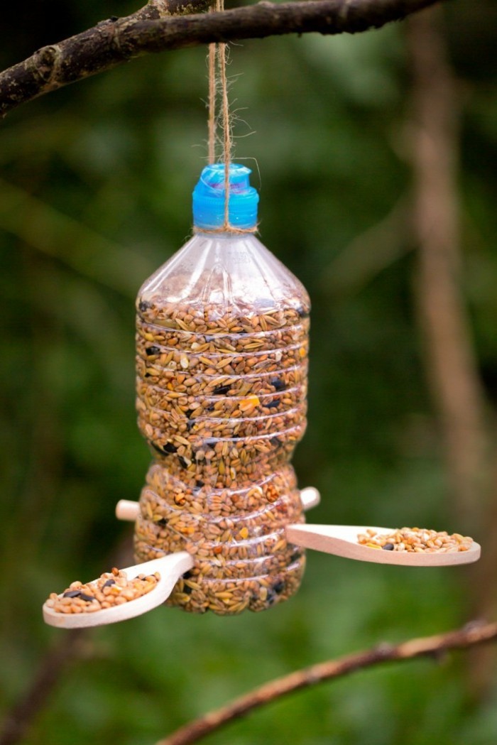 fabriquer-mangeoire-oiseaux-bouteille-plastique-creativite-amour-vers-la-nature-et-les-oiseaux