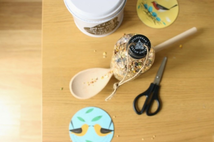 fabriquer-mangeoire-oiseaux-bouteille-plastique-materiaux-et-pas-a-suivre
