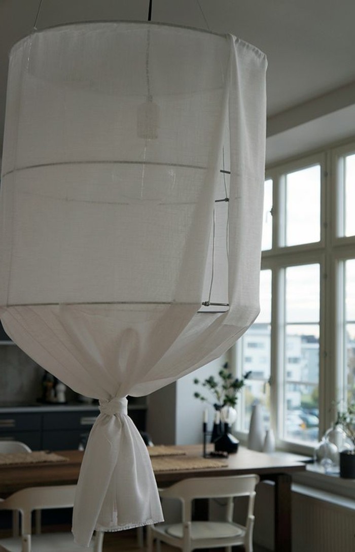 fabriquer-un-abat-jour-a-partir-de-tissu-blanc-idee-diy-pour-un-interieur-simple-depouille