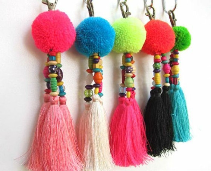 fabriquer-un-pompon-pendentif-colores-en-laine