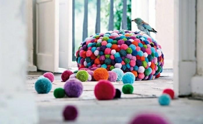 fabriquer-un-pompon-tabouret-multicolore-decoration-oiseau