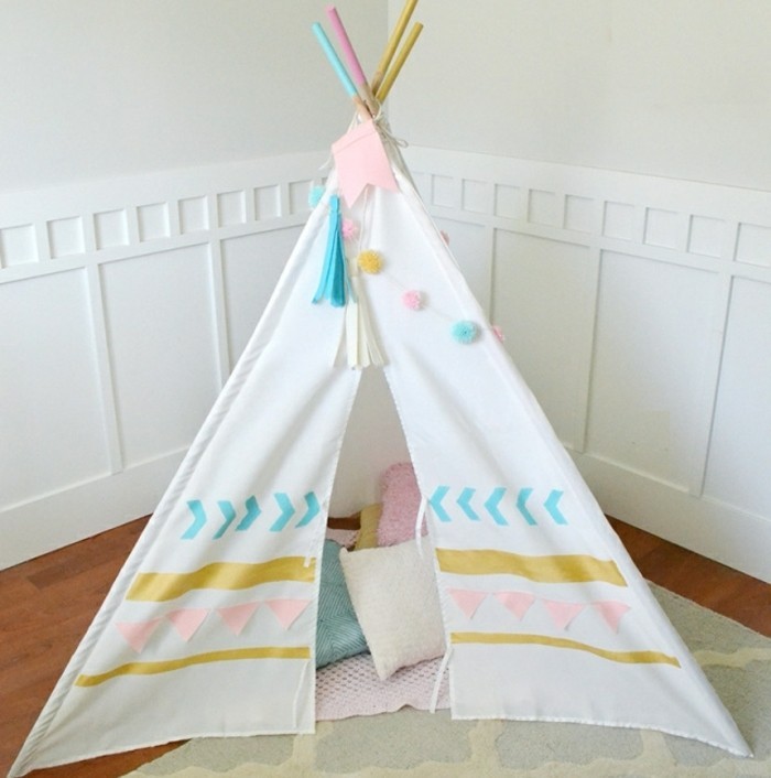 fabriquer-un-tipi-toile-blanche-a-motifs-de-couleurs-diverses-petits-coussins-de-couleurs-douces