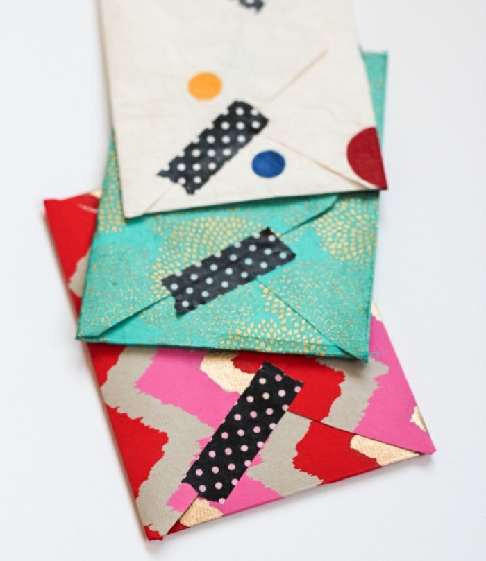 fabriquer-une-enveloppe-de-couleurs-diverses-decoration-avec-du-masking-tape