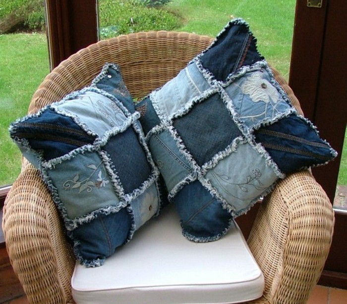 faire-un-coussin-coupures-de-jeans-housse-en-bleu-fauteil-coussin-blanc