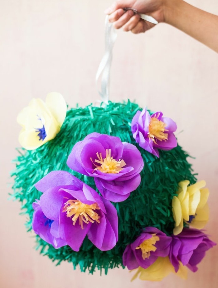 faire-une-pinata-coloree-decoration-de-fleurs-de-papier-crepon-idee-diy-d-anniversaire