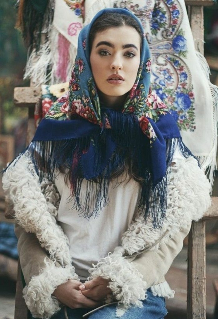 femme-moderne-portant-chale-traditionnel-foulard-russe-bleu