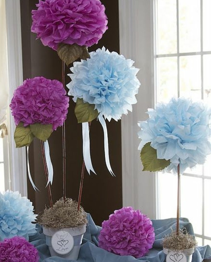 fleur-papier-soie-grand-couleur-mauve-et-bleu-dans-des-pots-de-fleur-idee-deco-originale