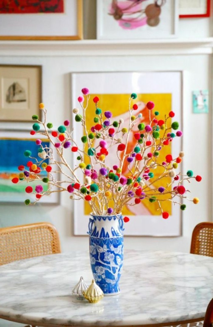 fleur-pompon-vase-bleue-fleurs-decoratives-chaise-table-en-marbre