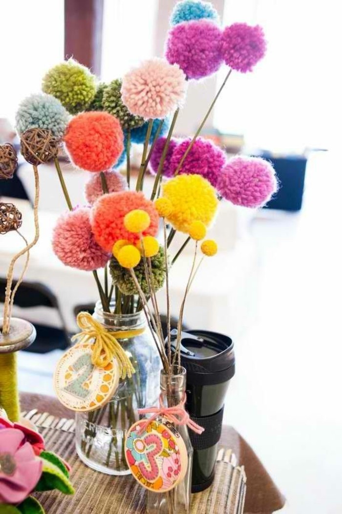 fleur-pompon-vase-de-fleurs-en-couleurs-claires-bocal-thermos-a-cafe