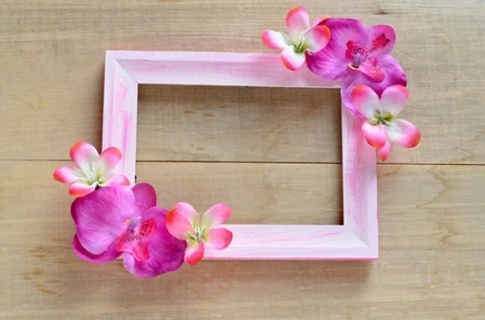 fleurs-fraiches-rose-pour-decorer-son-encadrement-fabriquer-un-cadre-photo