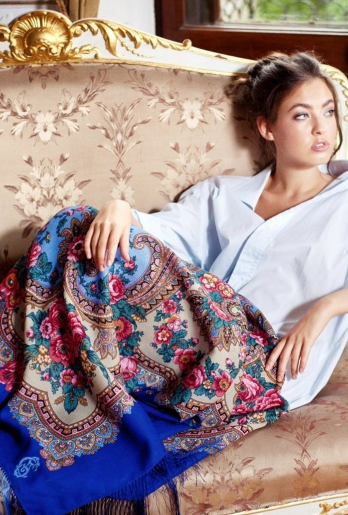 foular-russe-couleur-bleu-saphir-et-motifs-floraux