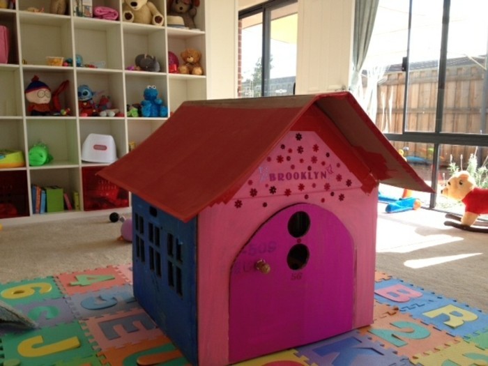 idee-comment-construire-une-cabane-en-carton-personnalisee-pour-votre-enfant-coin-de-jeu-joyeux