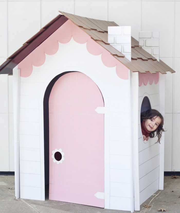 idee-comment-construire-une-cabane-en-carton-soi-meme-un-superbe-modele-en-blanc-et-rose-pour-une-petite-fille