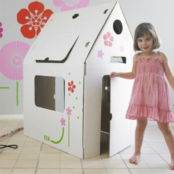idee-comment-construire-une-cabane-enfants-pour-une-fille-maisonnette-blanche-en-carton-decore-de-dessins-de-fleurs
