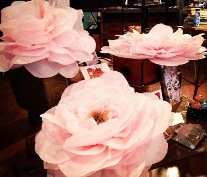 idee-comment-faire-une-rose-en-papier-modeles-de-roses-geantes-pour-une-deco-exuberante-et-dramatique