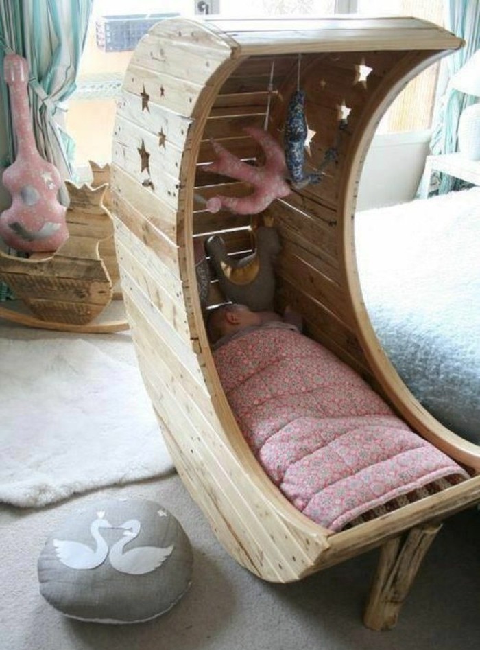 idee-comment-recycler-et-customiser-un-touret-bois-un-lit-bebe-en-forme-de-lune-pour-la-chambre-bebe-resized