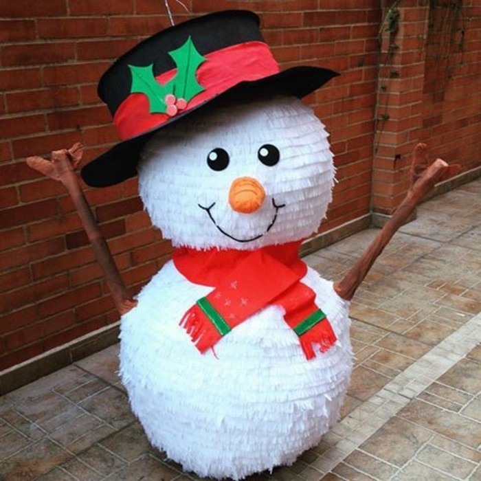 idee-de-pinata-pour-noel-comment-faire-une-pinata-en-forme-de-bonhomme-de-neige-avec-une-echarpe-et-chapeau