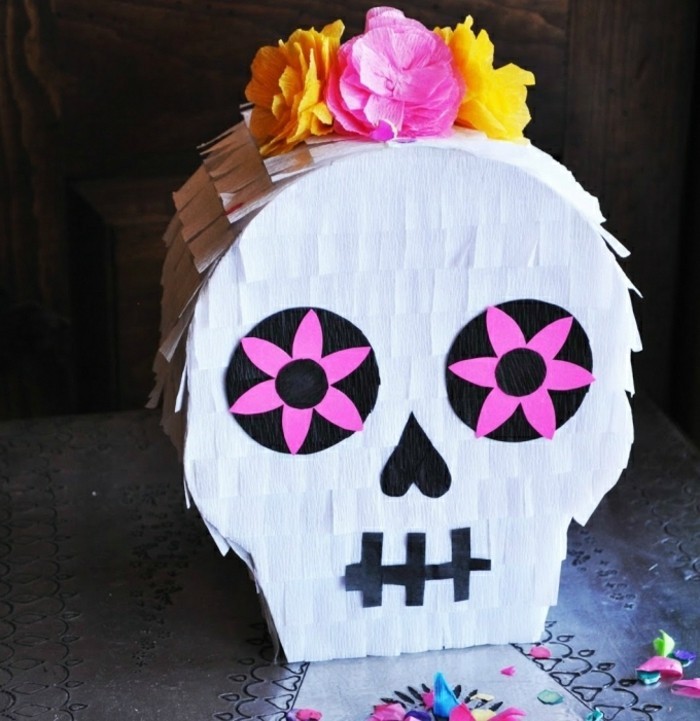 idee-de-pinata-squelette-decoree-de-fleurs-pour-la-fete-de-halloween-idee-comment-fabriquer-une-decoration-de-halloween-originale