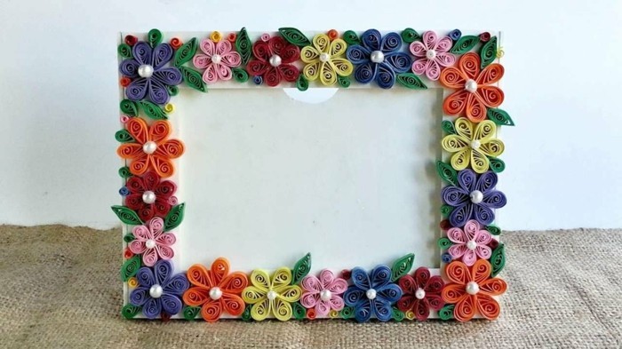 idee-cadre-photo-decore-de-fleurs-en-papier-multicolores-idee-cadre-decoration-florale