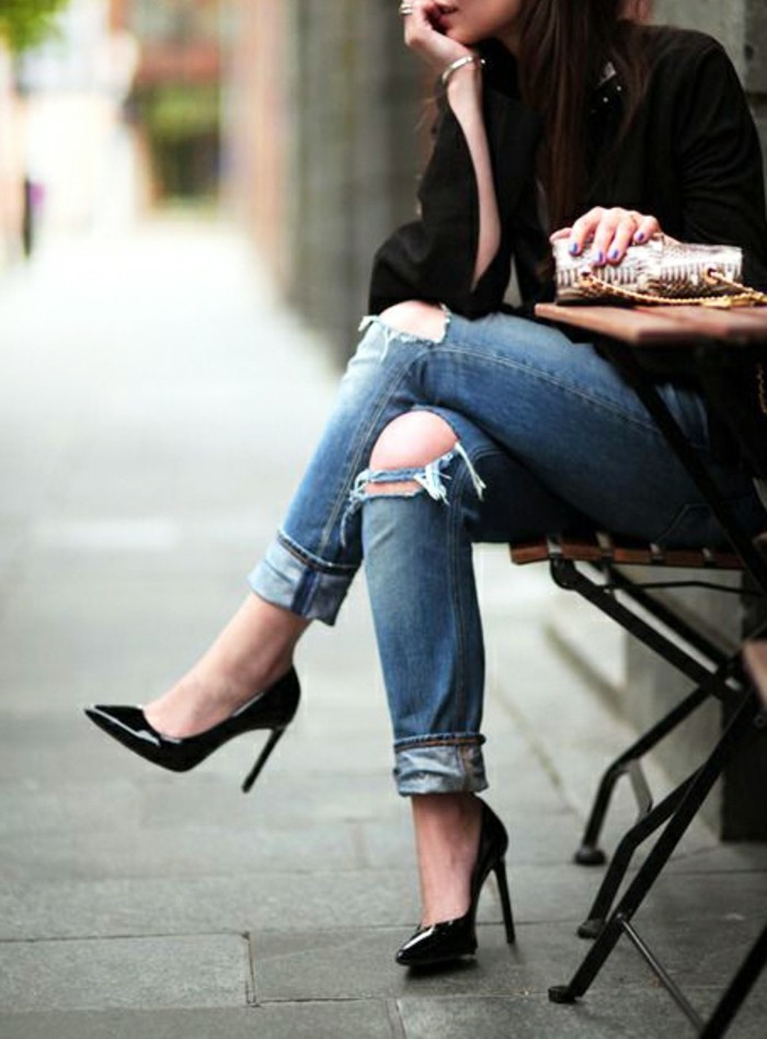 jean-troue-au-genou-chaussures-noires-a-talon-bijoux-en-or-onles-violettes-brillants-veste-noire