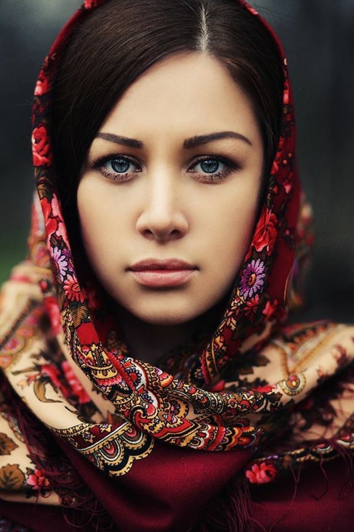joli-foulard-a-motif-russe-couvrant-la-tete