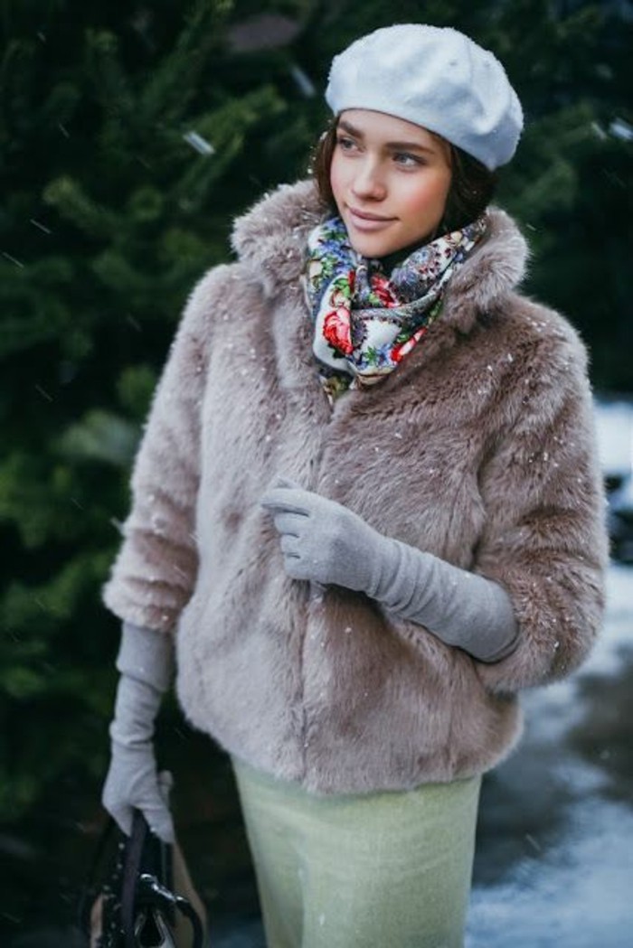 joli-look-hiver-manteau-en-fourrure-et-foulard-a-motif-russe