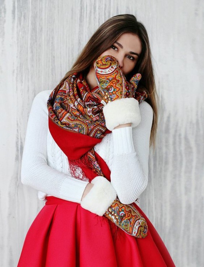 jolie-tenue-pour-noel-moufles-et-foulard-a-motif-russe