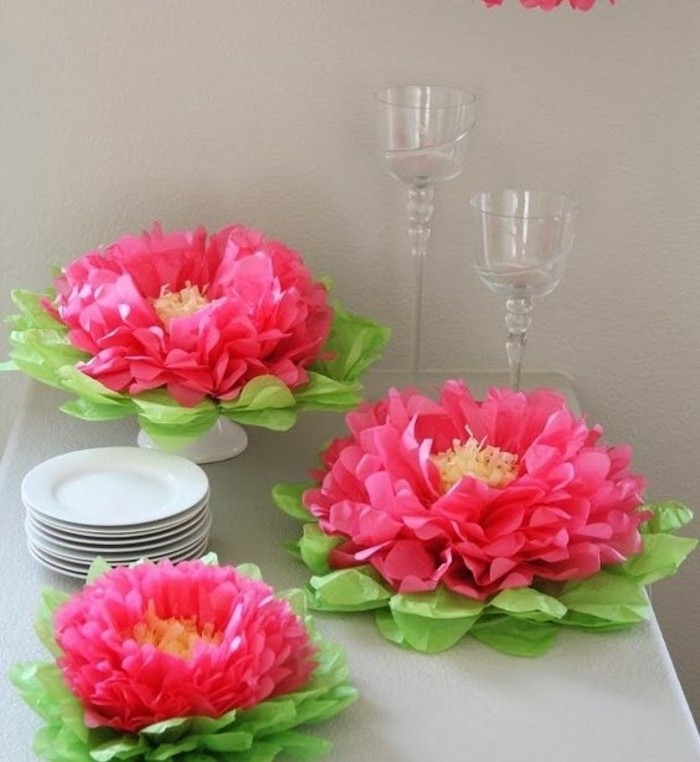 jolies-fleurs-en-papier-de-soie-a-fabriquer-pour-decorer-sa-table-pour-une-occasion-speciale