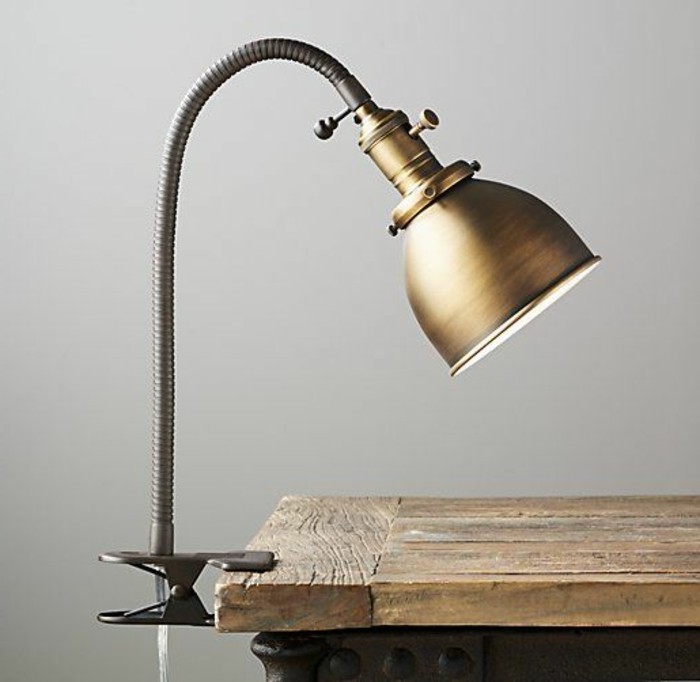 lampe-bureau-design-belle-lampe-accrochee-au-bureau