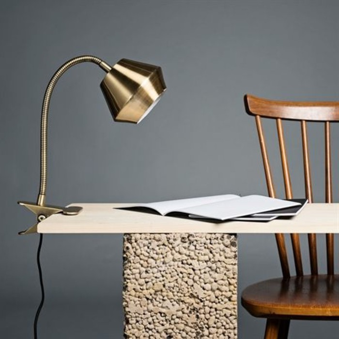 lampe-de-travail-souple-design-original-accrochee-a-une-table-design