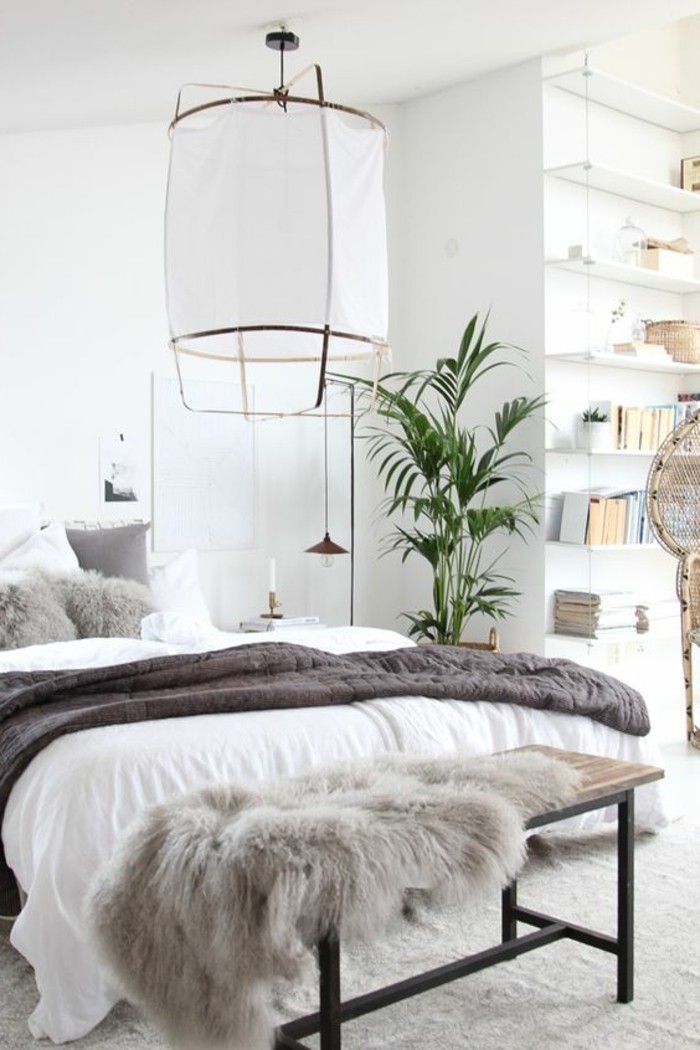 linge-de-lit-blanc-tapis-blanc-banc-de-lit-en-bois-et-fer-coussins-blanc-gris