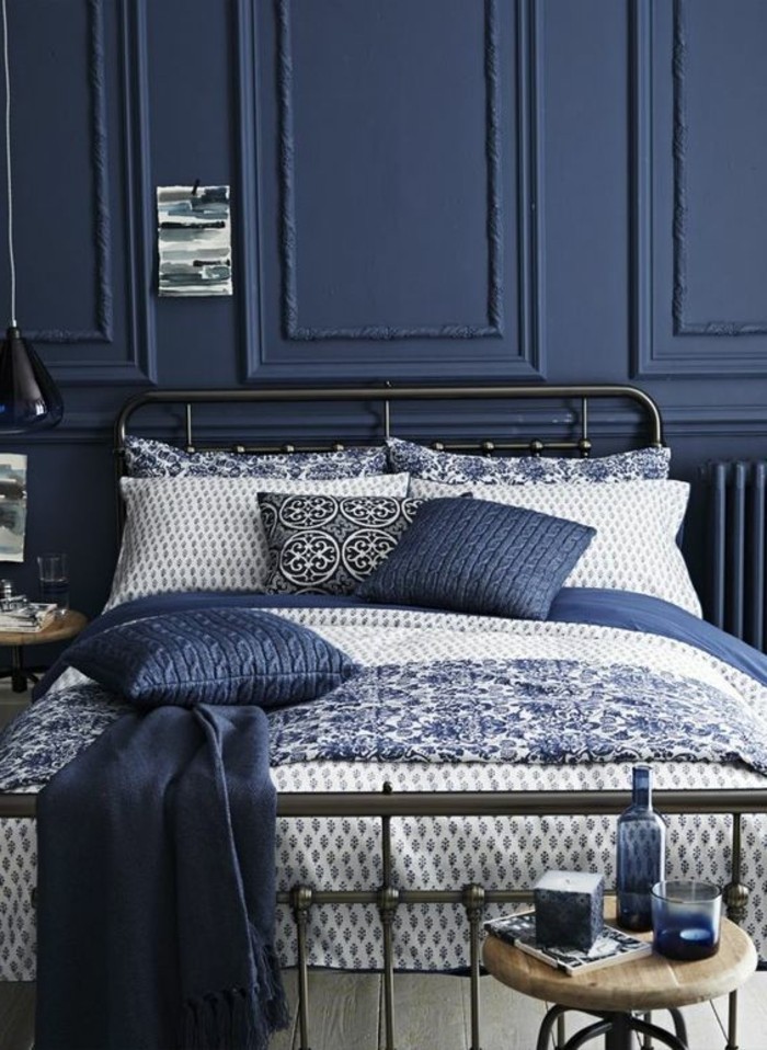 lit-en-fer-forge-couverture-de-lit-blanche-bleu-sol-en-parquet-bois-naturel-couverture-de-lit-bleu
