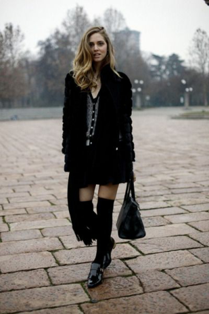look-noir-chaussettes-hautes-portees-avec-robe-tendance-hiver