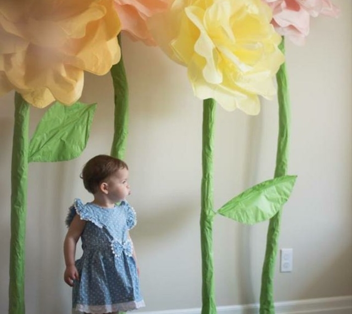 magnifique-fleur-papier-de-soie-a-fabriquer-des-fleurs-enormes-pour-decorer-la-chambre-enfant-de-maniere-originale