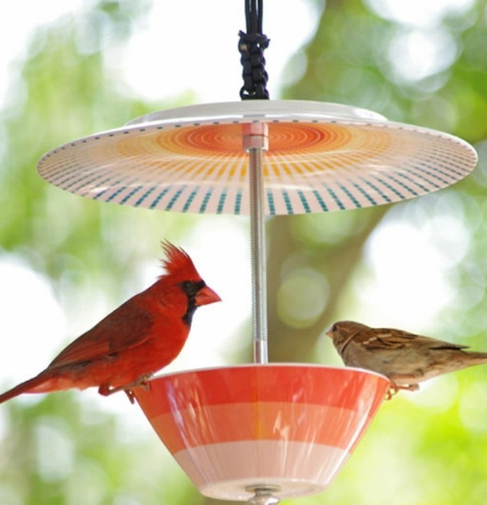 mangeoire-pour-oiseaux-fabriquer-avec-des-vaiselles-couleurs-chaudes