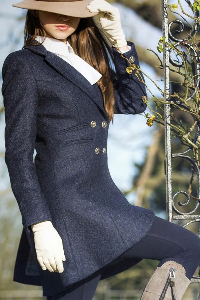 manteau-cintre-femme-modele-elegant-et-chic-chapeau-a-longs-bords